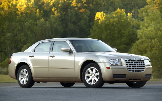 2005 Chrysler 300 limited tire size