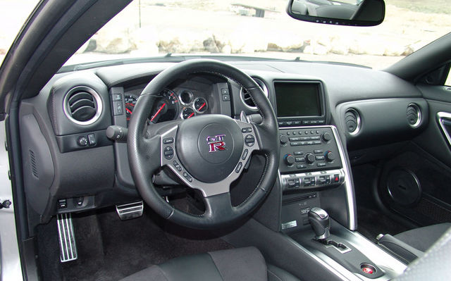 L habitacle s av&egrave;re fonctionnel, luxueux et fort bien adapt&eacute; &agrave; la sportivit&eacute; de la GT-R. En bas &agrave; droite, le bouton Start-Stop