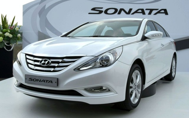 030544 Hyundai Sonata 2011 elle devient un elegant coupe a quatre portieres Hyundai Elantra Avante