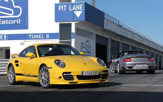 Les Porsche 911 Turbo Coupé et Cabriolet 2010 au circuit d'Estoril
