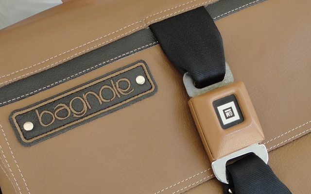 Un &eacute;l&eacute;gant sac en cuir de Cadillac!
