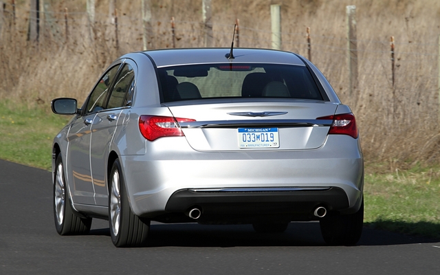 058301_2011_Chrysler_200