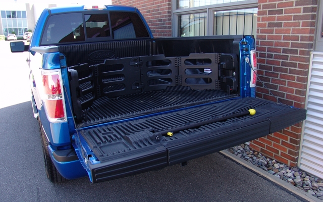 Ford F-150 STX 4x4 2011. La rallonge de caisse amovible peut aussi être rabattue de chaque coté pour ne pas déranger.