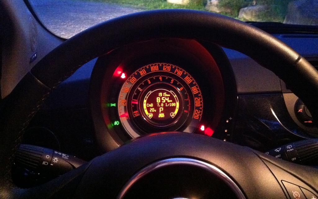 Le tableau de bord de la Fiat 500, de nuit. Galerie, photo 5/8 Le Guide de l