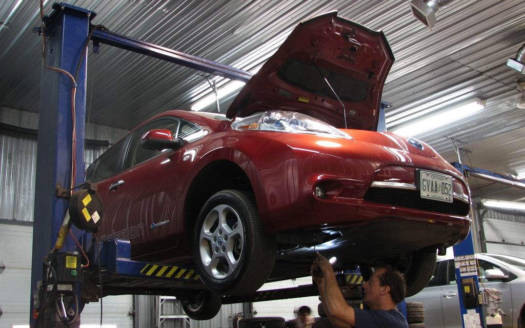 La Nissan Leaf n'est pas aussi différente qu'on pourrait le croire. Sous la carrosserie se cachent de nombreux éléments similaires à ceux qui équipent les voitures à essence.