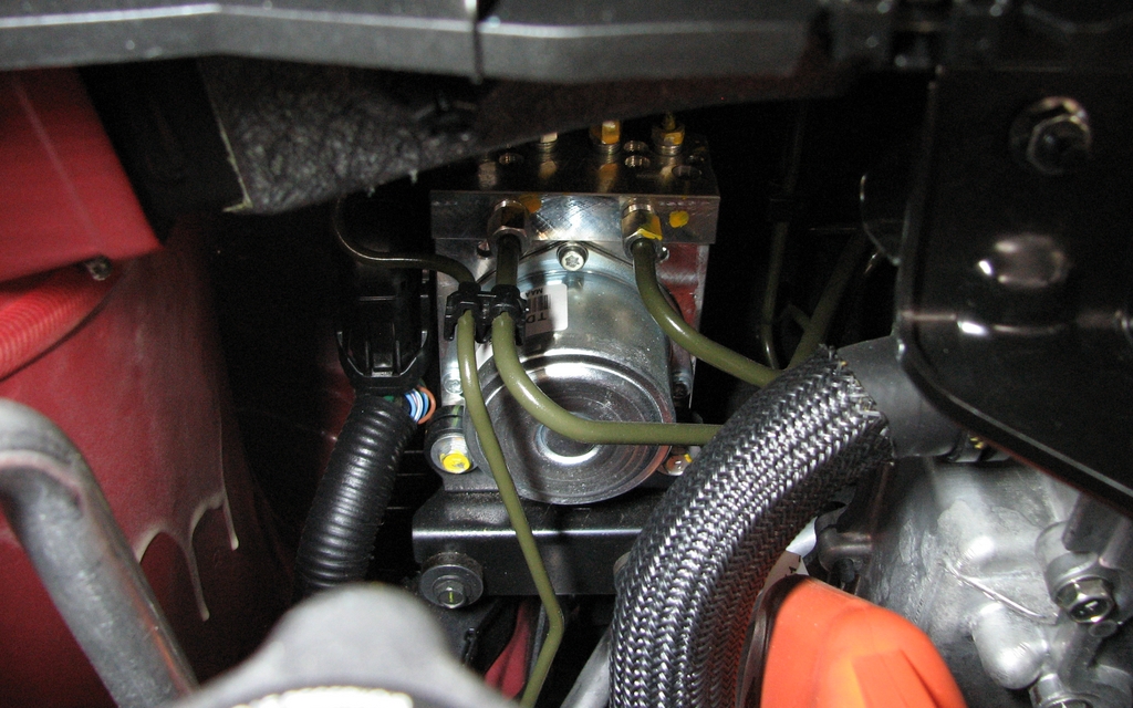 Le module de freins ABS est standard et placé près du cylindre principal des freins.