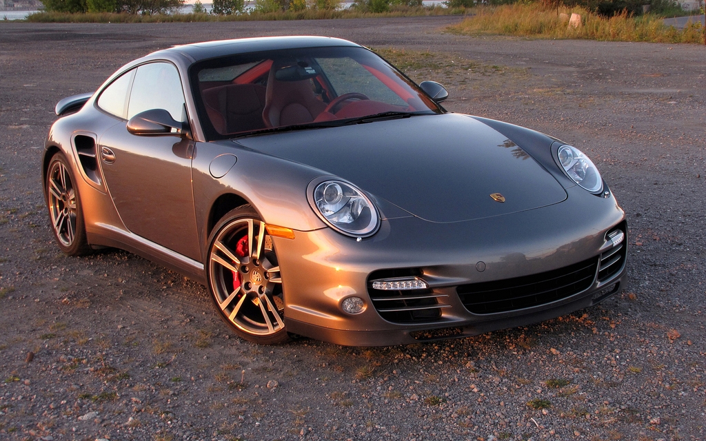 Porsche 911 Turbo 2011. Comment r&eacute;sister &agrave; cette voiture, m&ecirc;me s'il est tard?