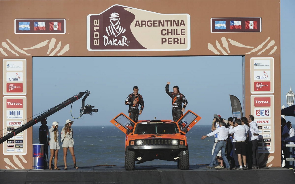 Le pilote NASCAR Robby Gordon dispute chaque année le Dakar. Aux commandes d'un Hummer de sa propre équipe, Il vise cette année la victoire.