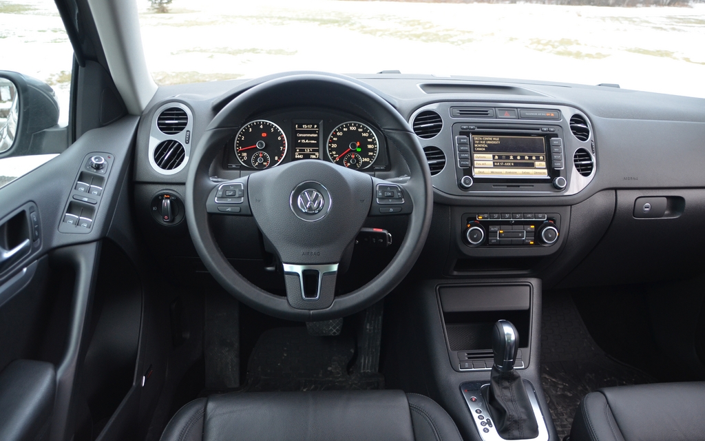 Volkswagen Tiguan. Tableau de bord aussi austère que fonctionnel. Galerie, photo 18/32 Le