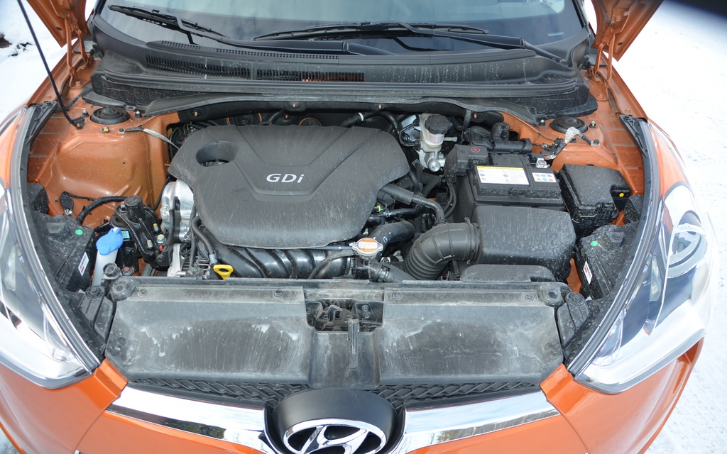 Hyundai Veloster 2012. Quatre cylindres très moderne, 1,6 litre, 138 chevaux accouplé à une boîte automatique à double embrayage à six rapports.