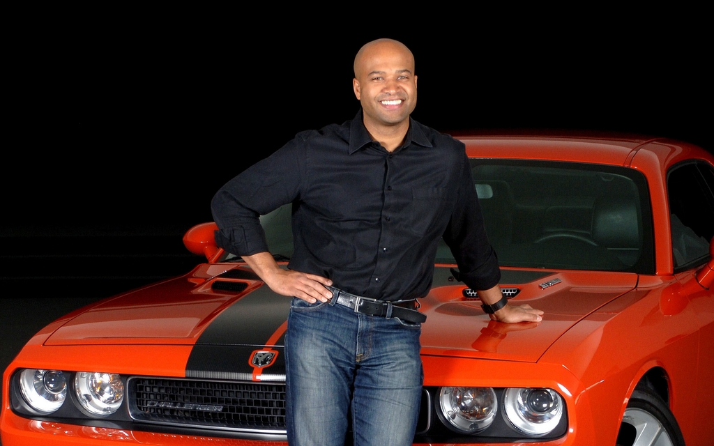 Le sympathique Québécois d'adoption, Ralph Gilles, pose devant l'une de ses célèbres créations, la Dodge Challenger