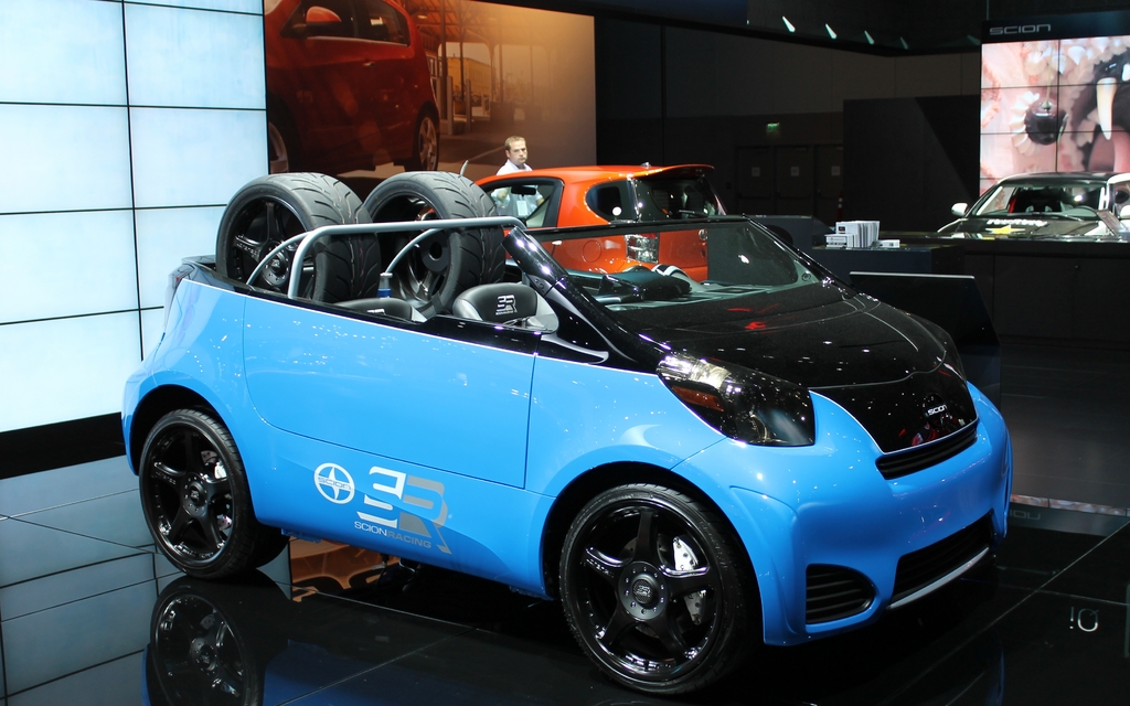 Un kiosque Scion sans voitures modifiées ne serait pas un kiosque Scion. Ici, un support à pneus appelé iQ Pit Boss