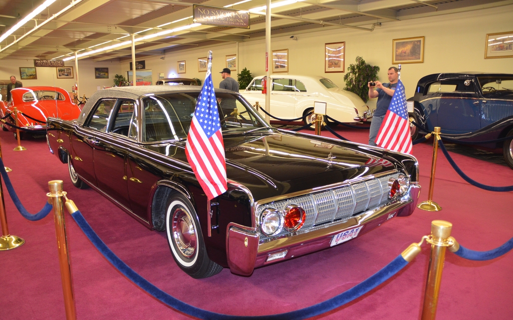 Lincoln Continental Towne Limousine 1962. Cette voiture a transporté plusieurs dignitaires: Lyndon B. Johnson, le prince Rainer et Grace de Monaco. Fait à noter,  John F. Kennedy et Jacqueline Kennedy ont pris cette voiture lors de leur dernier voyage à New York le 15 novembre 1963. Pas à vendre.