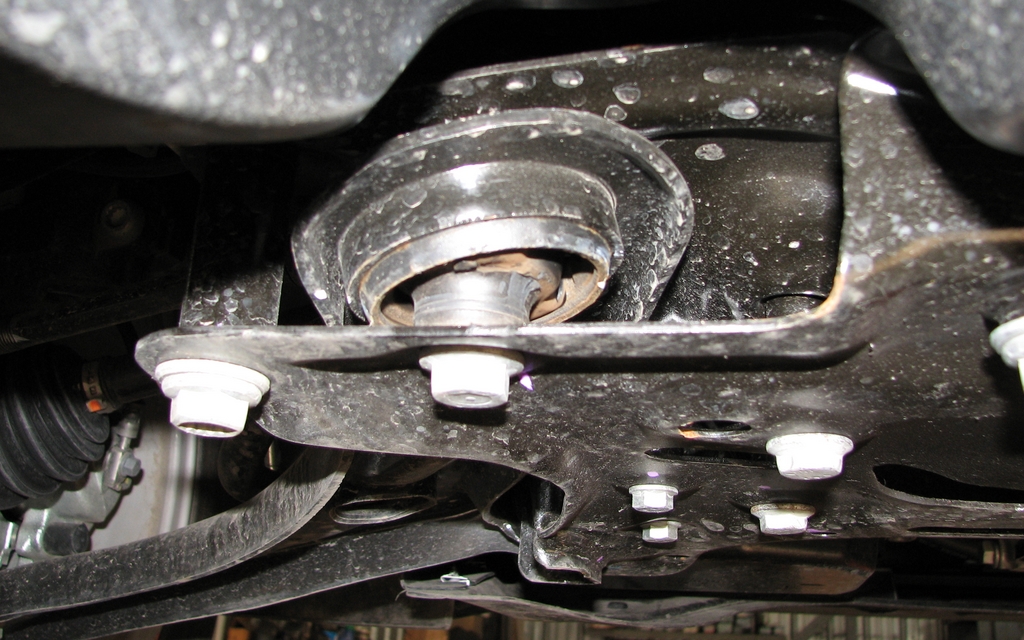 La table de suspension est fixée au châssis au moyen d'un joint assez