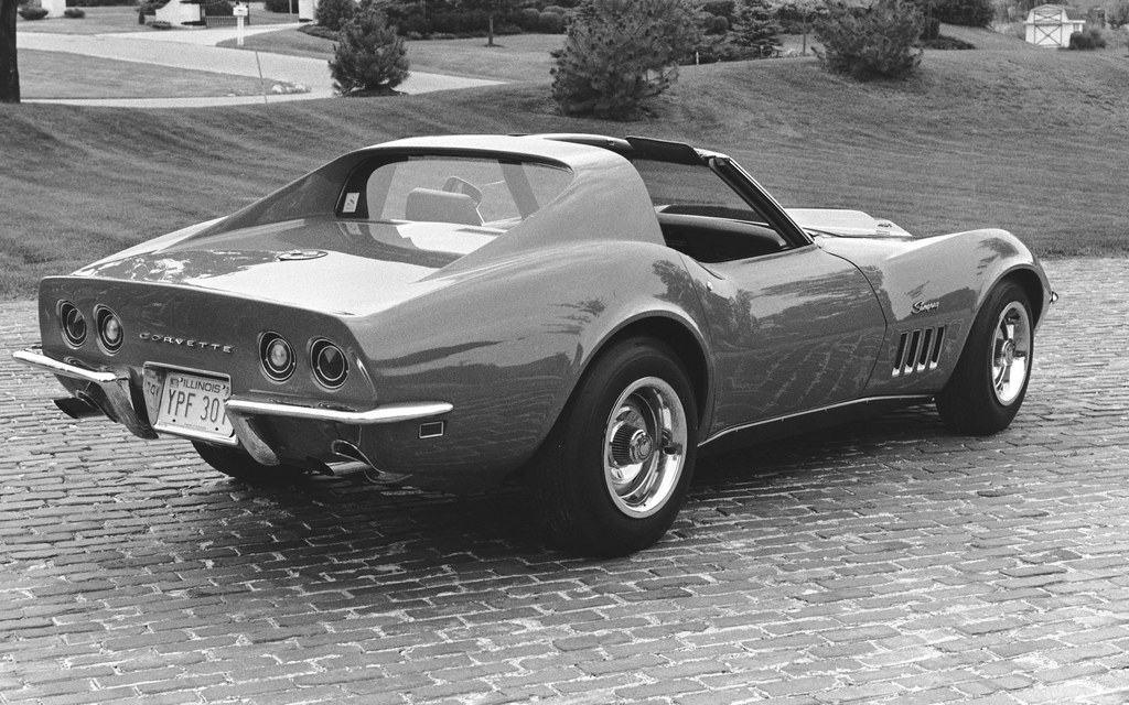 Chevrolet Corvette 1969. Pour la première fois de l'histoire de la Corvette, le coupé se vend mieux que la décapotable.