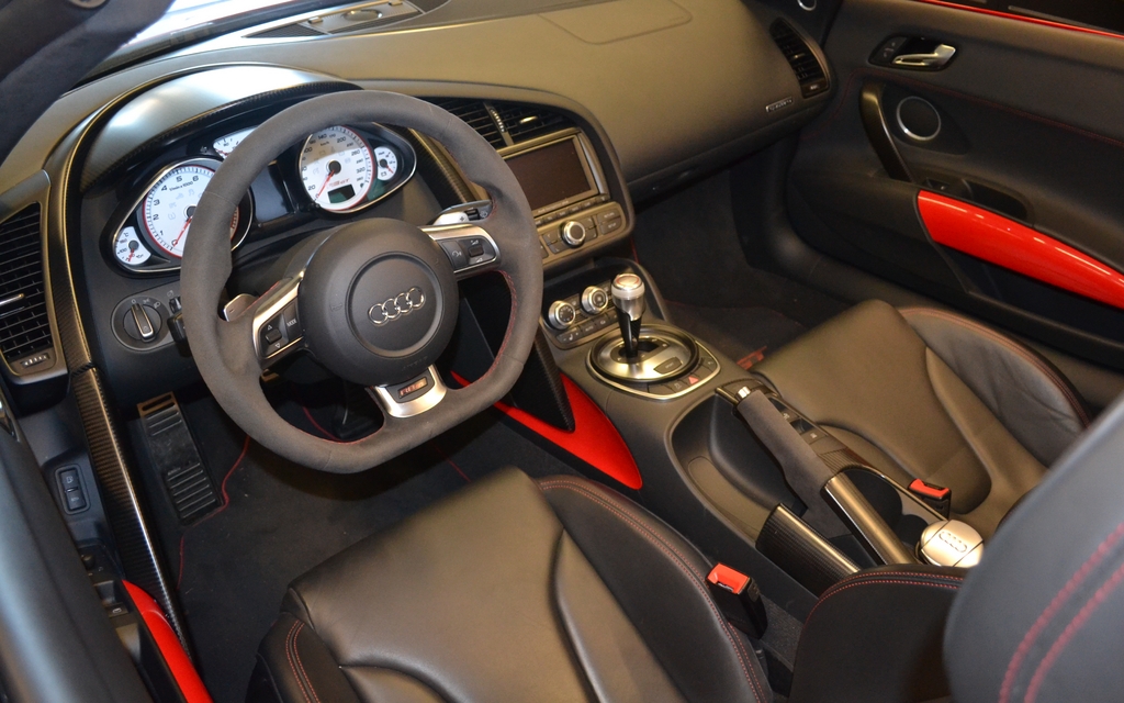 La Pi 232 Ce Centrale De Cet Int 233 Rieur Est Le Volant Sport