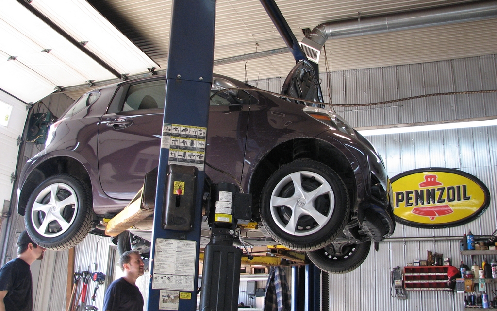 We raised the petite iQ, which weighs a mere 1,270 kg, to see what was under the hood.