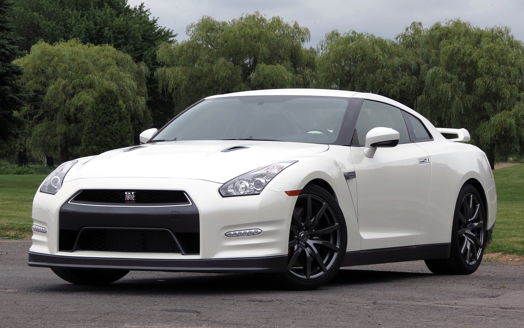 http://images.passionperformance.ca/photos/1/0/5/105579_2013_Nissan_GT-R.jpg