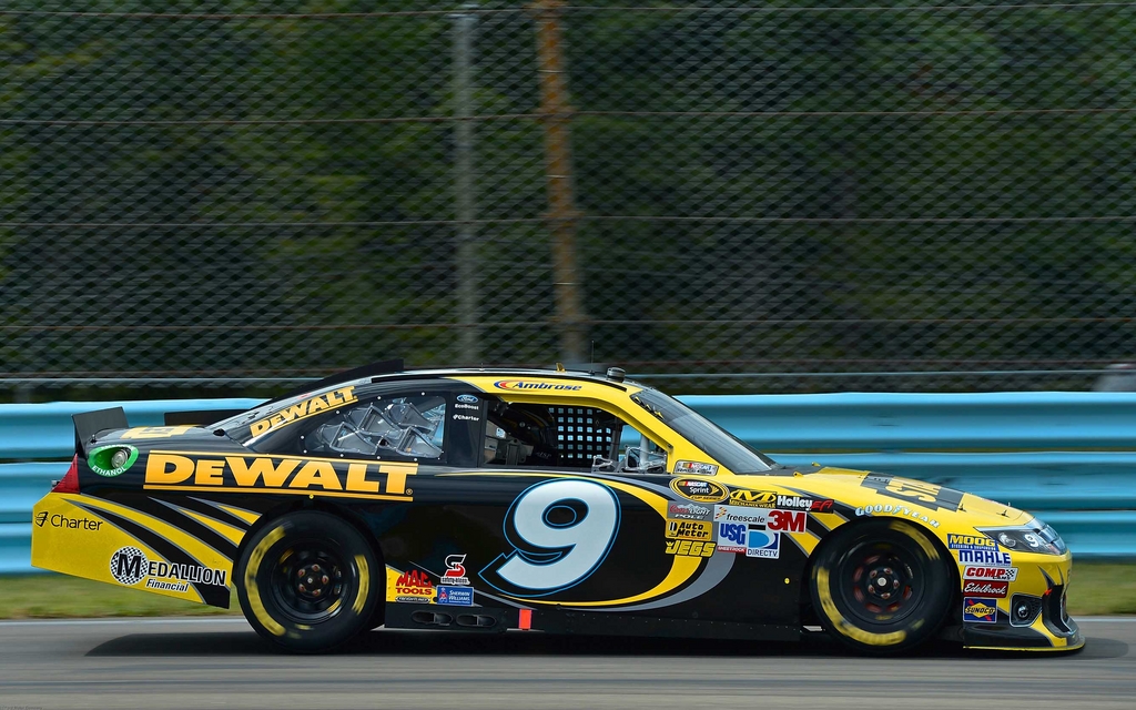 L'Australien Marcos Ambrose a remporté la course de Coupe Sprint de NASCAR sur le circuit de Watkins Glen.