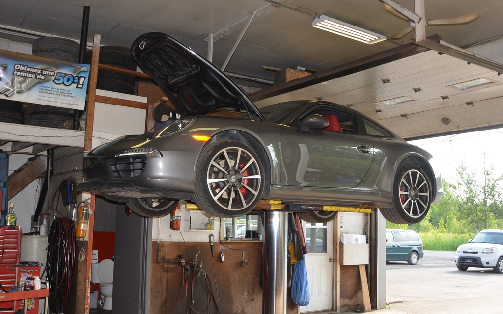 La Porsche 911 Carrera S 2013 s'apprête à nous livrer tous ses secrets au garage Roch Lavallée et Fils de Granby.