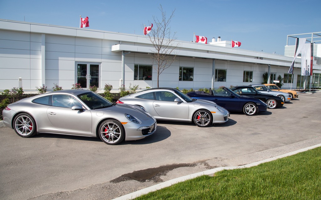 Pour célébrer les 50 ans de la 911, Porsche avait eu la bonne idée d'amener un exemplaire de chaque génération.