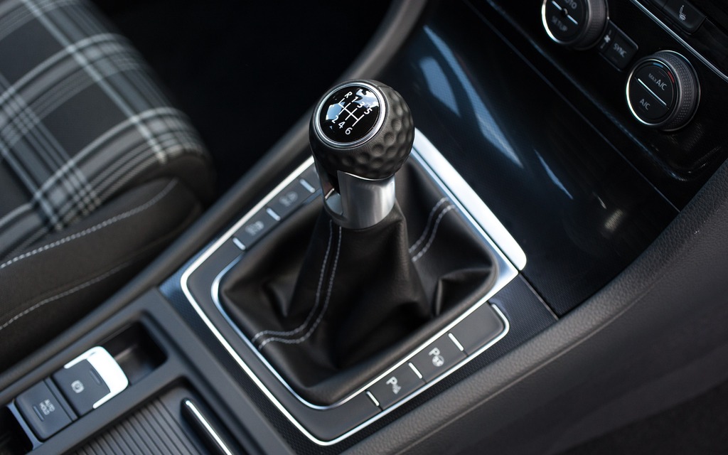 The manual gearbox with shifter knob in the form of a golf ball shared