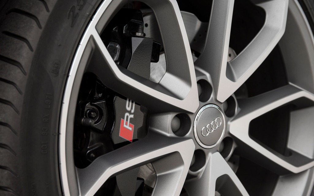 Audi RS Q3 Jantes en alliage de 19 pouces et freins avant de 365 miilimètres Galerie, photo