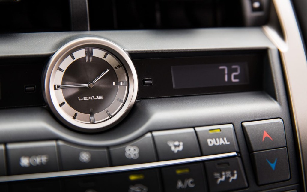 Featuring an analog clock, much like many other luxury vehicles. Picture Gallery, photo 17/20