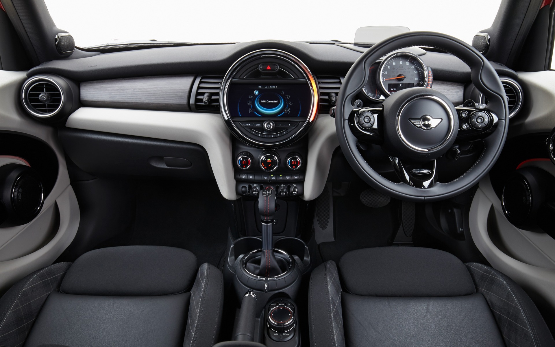 The MINI 5 door�s dashboard is the same as in the 3 door