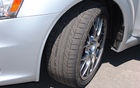 Ces Yokohama Advan asym&eacute;triques 245/40R18 ne demandent qu &agrave; br&ucirc;ler de l'asphalte!