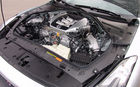 Le cadre qui entoure le moteur est fait de mati&egrave;re composite extr&ecirc;mement rigide. La batterie et le liquide du servofrein logent dans des compartime