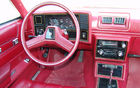 Chevrolet Monte Carlo 1978. L'ext&eacute;rieur est r&eacute;ussi mais le tableau de bord est plut&ocirc;t ordinaire.
