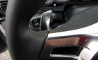 La manette gauche (marqu&eacute;e du signe - ) derri&egrave;re le nouveau volant Sport