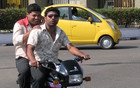 La Tata Nano: à peine deux fois plus chère qu'une moto, mais tellement plus confo!