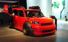 Scion xB DJ Five Axis. Je ne sais pas si c'est parce que les produits r&eacute;guliers Scion sont sans int&eacute;r&ecirc;t mais dans les Salons, on voit juste des Scion tun&eacute;s au max!