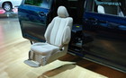 Toyota Sienna. Le v&eacute;hicule n'est pas particuli&egrave;rement int&eacute;ressant mais l'Auto Access Seat est une merveille pour les gens petits ou souffrant d'arthrite, etc. Peut supporter jusqu'&agrave; 330 livres.