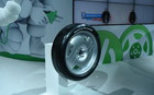 Des concepts m&ecirc;me dans l'industrie du pneu! Il s'agit du Michelin Electric Vehicle Tire Concept, con&ccedil;u pour opposer le moins de bruit et de r&eacute;sistance possible et une traction maximale sous la pluie.