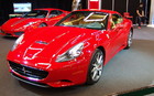 La superbe Ferrari California. En arri&egrave;re-plan, la F430