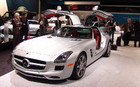 Mercedes-Benz SLS AMG. Un hommage &agrave; la l&eacute;gendaire SL300 Gullwing des ann&eacute;es 50.