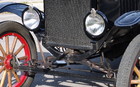 Ford Mod&egrave;le T 1921. La fameuse manivelle pouvait casser le bras si on ne savait pas la manipuler.