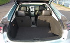Chevrolet Volt 2011. Les dossiers s'abaissent, formant ainsi un grand coffre.