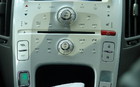 Chevrolet Volt 2011. La plupart des touches sont &agrave; effleurement. &Agrave; gauche, on remarque le bouton Sport qui ajoute un peu de pep!