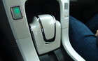 Chevrolet Volt 2011. Le leiver de vitesse poss&egrave;de une forme particuli&egrave;re mais son fonctionnement est tout &agrave; fait conventionnel.
