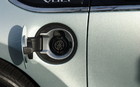 Chevrolet Volt 2011. On voit bien les bornes positive, n&eacute;gative et la mise &agrave; la terre. Il y a aussi deux autres bornes pour relier la rallonge &agrave; l'ordinateur de bord.