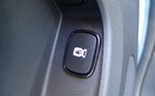 Chevrolet Volt 2011. Ce bouton ouvre la trappe donnant acc&egrave;s &agrave; la prise de branchement femelle.