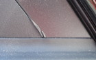 Une &eacute;conomie visible sur plusieurs marques de voiture: les cadrages de fen&ecirc;tres recouverts de "tape".