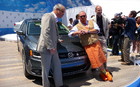 De gauche &agrave; droite: Stefan Jacoby, Pres. VW of  Ameria, Mario Bartaly, chef et Klaus Bishoff, designer de VW