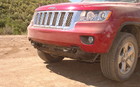 Jeep Grand Cherokee 2011. La partie inf&eacute;rieure du pare-chocs a &eacute;t&eacute; enlev&eacute;e pour am&eacute;liorer l'angle d'attaque