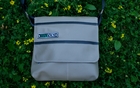 Sac en cuir gris p&acirc;le.