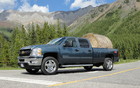 Silverado 2500 HD transportant un rouleau de foin.